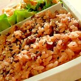 お弁当に❤お赤飯の胡麻味噌生姜とおかか挟み❤